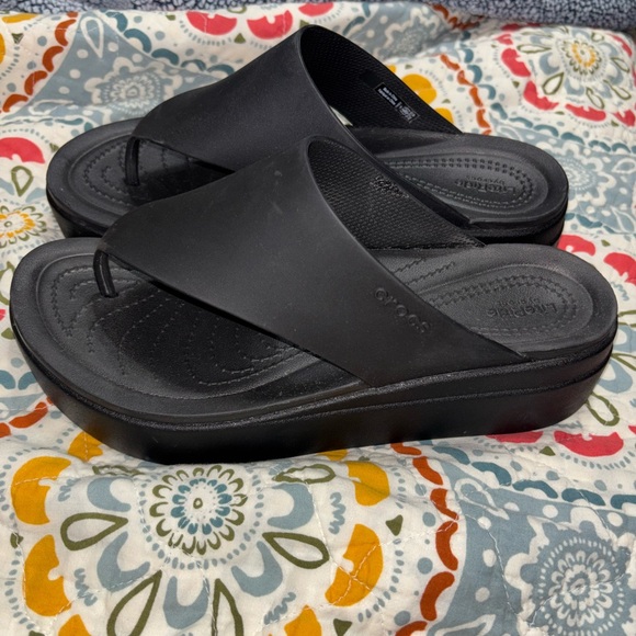 Black Crocs platform flip flops - Picture 2 of 5